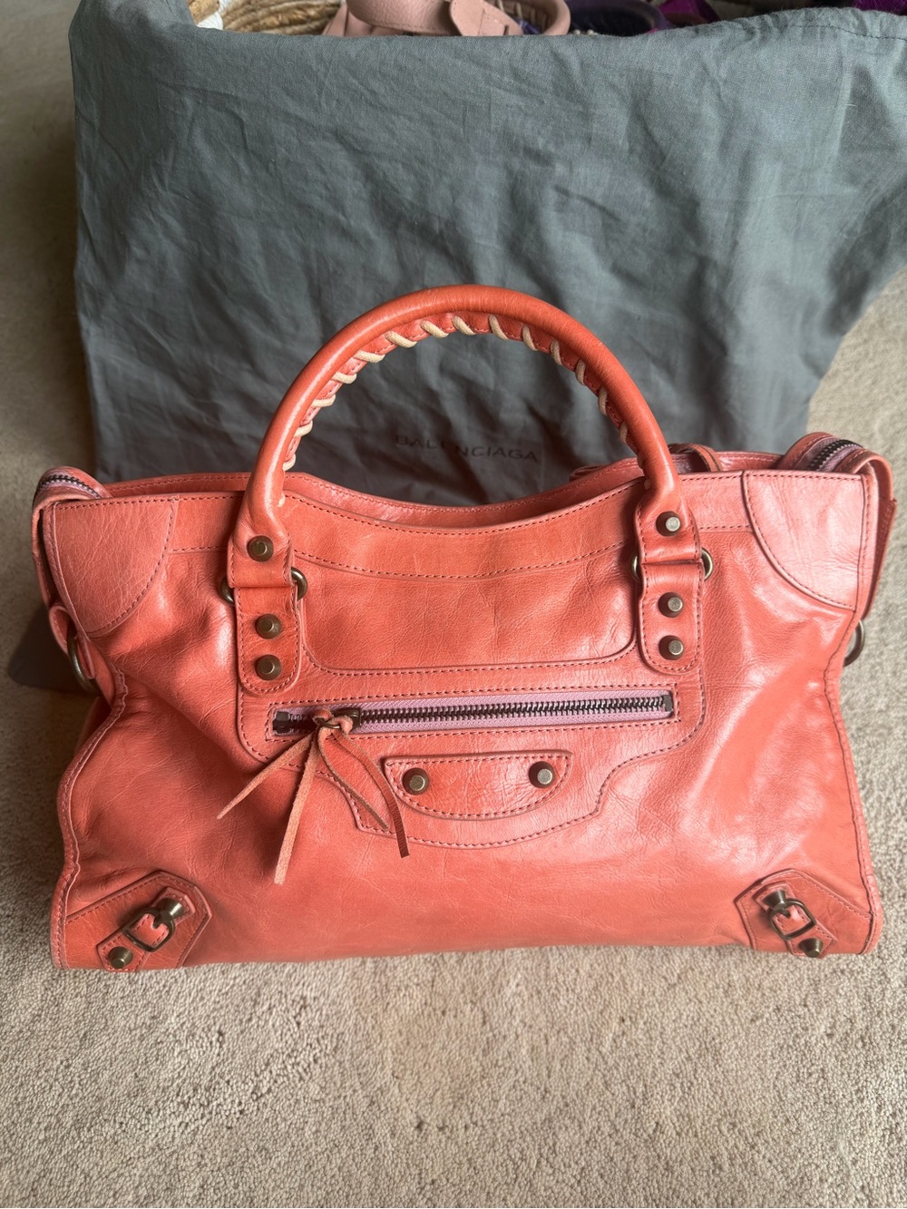 Classic leather city bag in size large